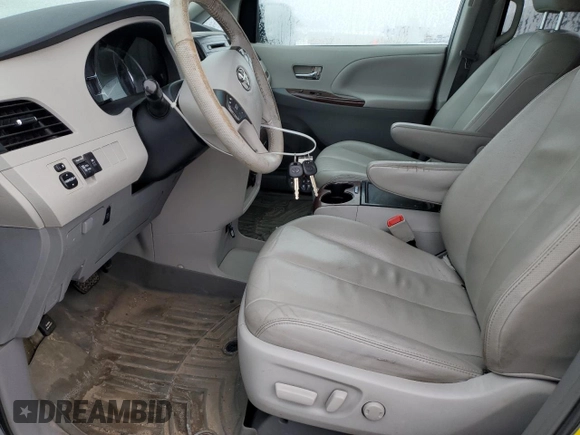 2013 Toyota Sienna XLE z VIN 5TDDK3DC1DS054184, wystawiony jako Copart lot #44821285 z przebiegiem 214 218 mil mil oraz Nie do naprawy • Non repairable. Historia ofert i sprzedaży dostępna na DreamBid. Obrazek 7.