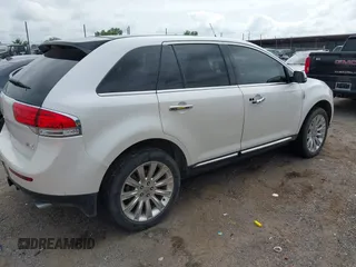 2015 Lincoln MKX z VIN 2LMDJ6JKXFBL29300, wystawiony jako IAAI lot #42121970 z przebiegiem 182 302 mil mil oraz . Historia ofert i sprzedaży dostępna na DreamBid. Obrazek 4.