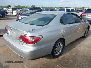 2004 Lexus ES 330 with VIN JTHBA30G045016212, listed as a IAAI auction lot 42057870 with 261,935 mi miles. Bid and sale history available at carsss.com. Image 4.