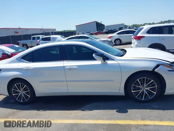 2022 Lexus ES 350 z VIN 58ADZ1B17NU128114, wystawiony jako IAAI lot #42006111 z przebiegiem 44 060 mil mil oraz . Historia ofert i sprzedaży dostępna na DreamBid. Obrazek 13.