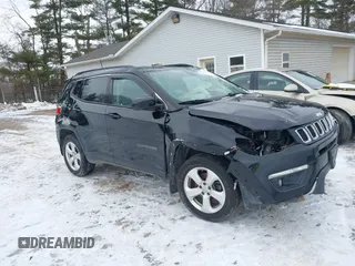 2019 Jeep Compass Latitude z VIN 3C4NJDBB4KT670309, wystawiony jako IAAI lot #41332916 z przebiegiem 102 219 mil mil oraz . Historia ofert i sprzedaży dostępna na DreamBid. Obrazek 1.