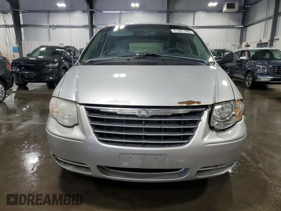 2005 Chrysler Town & Country Touring with VIN 2C4GP54L25R412221, listed as a Copart auction lot 41481705 with 304,558 mi miles and Salvage Title. Bid and sale history available at carsss.com. Image 5.