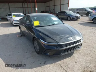 2024 Hyundai Elantra SEL z VIN KMHLM4DG9RU675217, wystawiony jako IAAI lot #42054500 z przebiegiem 33 133 mil mil oraz . Historia ofert i sprzedaży dostępna na DreamBid. Obrazek 1.