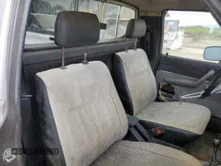 1983 Toyota Pickup z VIN JT4RN48S2D0070935, wystawiony jako Copart lot #50933245 z przebiegiem 50 699 mil mil oraz Czysty tytuł • Clean title. Historia ofert i sprzedaży dostępna na DreamBid. Obrazek 10.