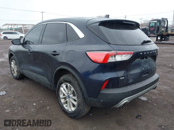 2021 Ford Escape SE z VIN 1FMCU9G63MUB17887, wystawiony jako IAAI lot #42005945 z przebiegiem 63 610 mil mil oraz . Historia ofert i sprzedaży dostępna na DreamBid. Obrazek 3.