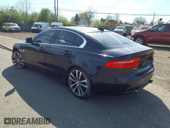 2017 Jaguar XE 35t Prestige z VIN SAJAK4BV1HA966878, wystawiony jako IAAI lot #42115970 z przebiegiem 62 949 mil mil oraz . Historia ofert i sprzedaży dostępna na DreamBid. Obrazek 3.