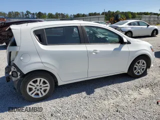 2020 Chevrolet Sonic LT z VIN 1G1JG6SB1L4123278, wystawiony jako Copart lot #52739725 z przebiegiem 58 567 mil mil oraz Szkody całkowita. Historia ofert i sprzedaży dostępna na DreamBid. Obrazek 3.