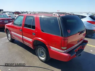 1998 GMC Jimmy SL with VIN 1GKCS13W2W2535684, listed as a IAAI auction lot 41789456 with 211,201 mi miles. Bid and sale history available at carsss.com. Image 3.