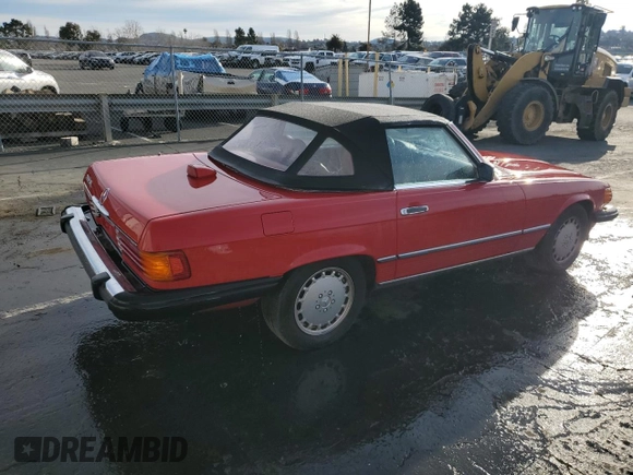 1986 Mercedes-Benz 560 SL z VIN WDBBA48D1GA041535, wystawiony jako Copart lot #89405565 z przebiegiem 152 298 mil mil oraz Tytuł czysty. Historia ofert i sprzedaży dostępna na DreamBid. Obrazek 3.