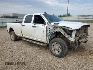 2023 Ram 2500 Tradesman z VIN 3C6UR5HJ6PG500730, wystawiony jako Copart lot #57287255 z przebiegiem 124 467 mil mil oraz Szkoda całkowita • Salvage title. Historia ofert i sprzedaży dostępna na DreamBid. Obrazek 4.