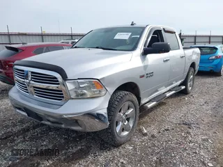 2015 Ram 1500 Big Horn z VIN 3C6RR7LT8FG711548, wystawiony jako IAAI lot #42059708 z przebiegiem 181 589 mil mil oraz . Historia ofert i sprzedaży dostępna na DreamBid. Obrazek 2.