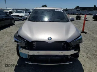 2022 BMW X1 xDrive28i z VIN WBXJG9C0XN5V40453, wystawiony jako Copart lot #56698705 z przebiegiem 31 091 mil mil oraz Szkoda całkowita • Salvage title. Historia ofert i sprzedaży dostępna na DreamBid. Obrazek 5.