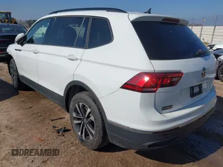 2023 Volkswagen Tiguan S z VIN 3VVRB7AX7PM076426, wystawiony jako IAAI lot #41453269 z przebiegiem 63 478 mil mil oraz . Historia ofert i sprzedaży dostępna na DreamBid. Obrazek 3.