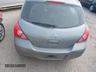 2011 Nissan Versa S z VIN 3N1BC1CP9BL451970, wystawiony jako IAAI lot #42206243 z przebiegiem 301 400 mil mil oraz . Historia ofert i sprzedaży dostępna na DreamBid. Obrazek 2.