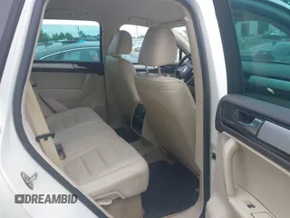 2011 Volkswagen Touareg Sport z VIN WVGFF9BPXBD006399, wystawiony jako IAAI lot #42436074 z przebiegiem 134 075 mil mil oraz . Historia ofert i sprzedaży dostępna na DreamBid. Obrazek 8.
