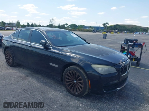 2012 BMW 7 Series 740i z VIN WBAKA4C50CDS99293, wystawiony jako IAAI lot #42208510 z przebiegiem 127 631 mil mil oraz . Historia ofert i sprzedaży dostępna na DreamBid. Obrazek 1.