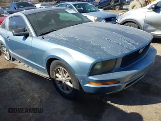2005 Ford Mustang Deluxe with VIN 1ZVFT80N855204127, listed as a IAAI auction lot 41696481 with 233,386 mi miles. Bid and sale history available at carsss.com. Image 1.
