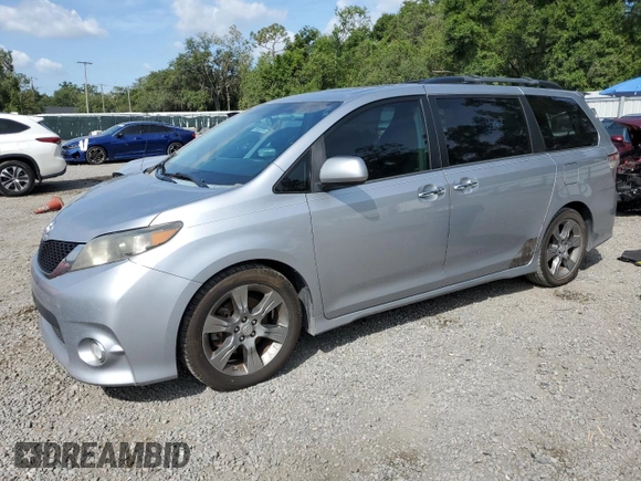2013 Toyota Sienna SE с VIN 5TDXK3DC2DS383702, выставлен на аукционе Copart как лот 57618165 с пробегом 209 773 миль миль и Списание • Salvage title. История ставок и продаж доступна на DreamBid. Изображение 1.