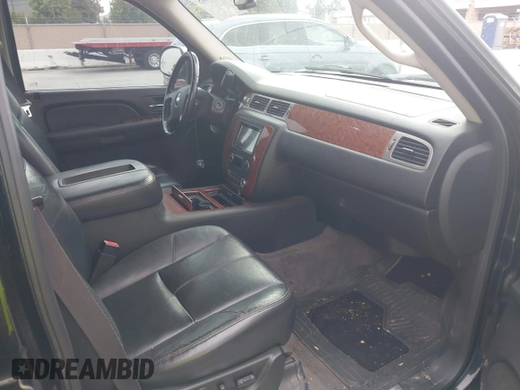 2008 Chevrolet Suburban LTZ z VIN 3GNFK16Y28G186226, wystawiony jako IAAI lot #42460005 z przebiegiem 218 041 mil mil oraz . Historia ofert i sprzedaży dostępna na DreamBid. Obrazek 5.