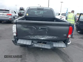 2017 Toyota Tacoma SR5 z VIN 3TMAZ5CN7HM045752, wystawiony jako IAAI lot #42057874 z przebiegiem 89 898 mil mil oraz . Historia ofert i sprzedaży dostępna na DreamBid. Obrazek 6.