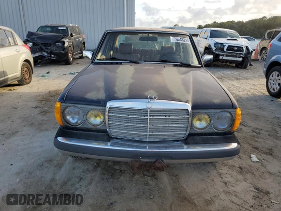 1983 Mercedes-Benz 300 D z VIN WDBAB33A8DB025998, wystawiony jako Copart lot #79548214 z przebiegiem 232 276 mil mil oraz Czysty tytuł • Clean title. Historia ofert i sprzedaży dostępna na DreamBid. Obrazek 5.