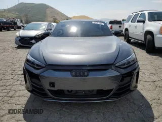 2023 Audi e-tron GT Premium Plus z VIN WAUCJBFWXP7008476, wystawiony jako Copart lot #51587884 z przebiegiem 2421 mil mil oraz . Historia ofert i sprzedaży dostępna na DreamBid. Obrazek 5.