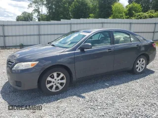 2010 Toyota Camry z VIN 4T1BF3EK3AU580238, wystawiony jako Copart lot #56434565 z przebiegiem 126 419 mil mil oraz Szkoda całkowita • Salvage title. Historia ofert i sprzedaży dostępna na DreamBid. Obrazek 1.