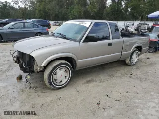 2002 GMC Sonoma SLS with VIN 1GTCS19W528254439, listed as a Copart auction lot 86689724 with 171,916 mi miles and Salvage Title. Bid and sale history available at carsss.com. Image 1.