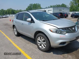 2013 Nissan Murano S z VIN JN8AZ1MW9DW318446, wystawiony jako IAAI lot #42448596 z przebiegiem 183 499 mil mil oraz . Historia ofert i sprzedaży dostępna na DreamBid. Obrazek 1.