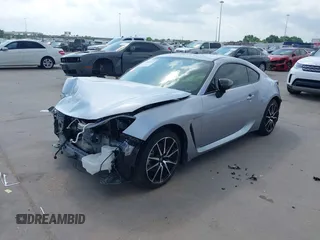 2023 Toyota 86 z VIN JF1ZNBC15P8759916, wystawiony jako IAAI lot #42160271 z przebiegiem 28 360 mil mil oraz . Historia ofert i sprzedaży dostępna na DreamBid. Obrazek 2.