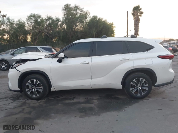 2020 Toyota Highlander XLE with VIN 5TDHZRAH8LS510065, listed as a IAAI auction lot 41252009 with 34,895 mi miles. Bid and sale history available at carsss.com. Image 14.