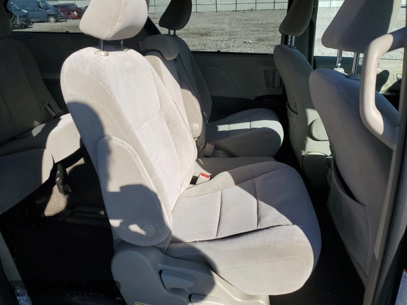 2018 Toyota Sienna LE Auto Access Seat with VIN 5TDKZ3DC6JS939172, listed as a Copart auction lot 47944615 with 130,984 mi miles and Clean Title. Bid and sale history available at carsss.com. Image 11.