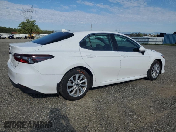 2024 Toyota Camry LE z VIN 4T1C11AK1RU257623, wystawiony jako Copart lot #50471135 z przebiegiem 8 055 mil mil oraz Szkoda całkowita • Salvage title. Historia ofert i sprzedaży dostępna na DreamBid. Obrazek 3.