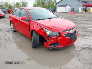 2014 Chevrolet Cruze 1LT z VIN 1G1PC5SB1E7387778, wystawiony jako IAAI lot #42201972 z przebiegiem 139 885 mil mil oraz . Historia ofert i sprzedaży dostępna na DreamBid. Obrazek 1.