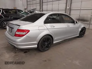 2010 Mercedes-Benz C 300 Sport z VIN WDDGF8BB2AR128205, wystawiony jako IAAI lot #42011167 z przebiegiem 117 045 mil mil oraz . Historia ofert i sprzedaży dostępna na DreamBid. Obrazek 4.