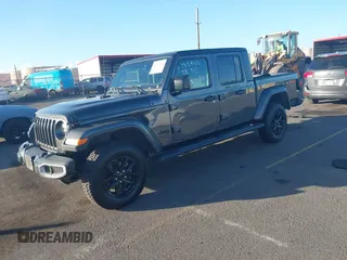 2023 Jeep Gladiator Sport S z VIN 1C6HJTAG4PL507092, wystawiony jako IAAI lot #41221714 z przebiegiem 29 566 mil mil oraz . Historia ofert i sprzedaży dostępna na DreamBid. Obrazek 2.