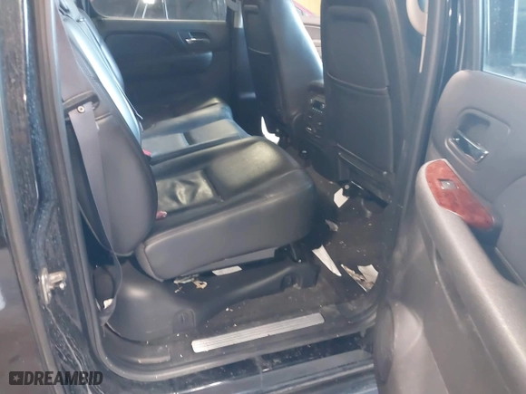 2011 Chevrolet Avalanche LTZ with VIN 3GNTKGE39BG192060, listed as a IAAI auction lot 41757583 with 90,335 mi miles. Bid and sale history available at carsss.com. Image 8.