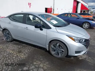 2024 Nissan Versa SR z VIN 3N1CN8FV1RL871718, wystawiony jako IAAI lot #41926243 z przebiegiem 8 597 mil mil oraz . Historia ofert i sprzedaży dostępna na DreamBid. Obrazek 1.