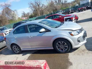 2018 Chevrolet Sonic LT z VIN 1G1JD5SG6J4132523, wystawiony jako IAAI lot #41918454 z przebiegiem 59 332 mil mil oraz . Historia ofert i sprzedaży dostępna na DreamBid. Obrazek 14.