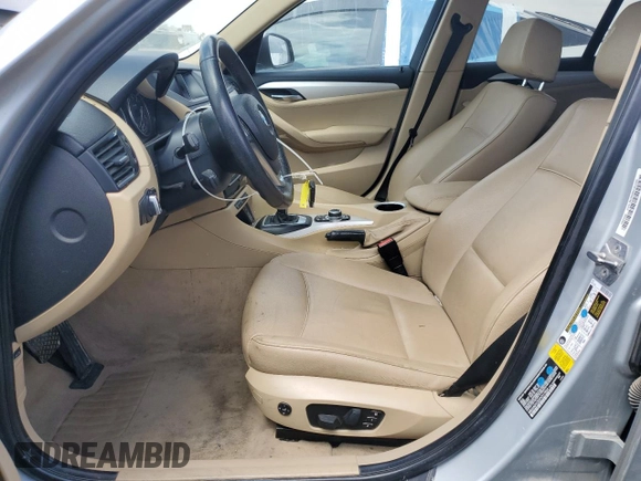 2015 BMW X1 sDrive28i z VIN WBAVM1C55FV317854, wystawiony jako Copart lot #52201705 z przebiegiem 86 015 mil mil oraz Szkoda całkowita • Salvage title. Historia ofert i sprzedaży dostępna na DreamBid. Obrazek 7.