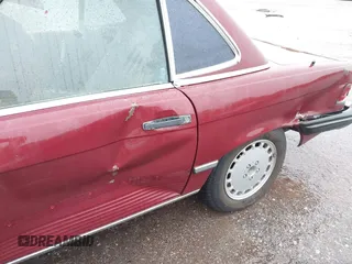 1986 Mercedes-Benz 560 SL z VIN WDBBA48D1GA046931, wystawiony jako IAAI lot #42150091 z przebiegiem 132 030 mil mil oraz . Historia ofert i sprzedaży dostępna na DreamBid. Obrazek 6.