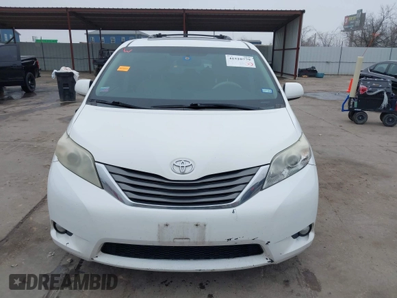 2014 Toyota Sienna XLE z VIN 5TDYK3DC5ES439511, wystawiony jako IAAI lot #41510779 z przebiegiem 218 782 mil mil oraz . Historia ofert i sprzedaży dostępna na DreamBid. Obrazek 13.