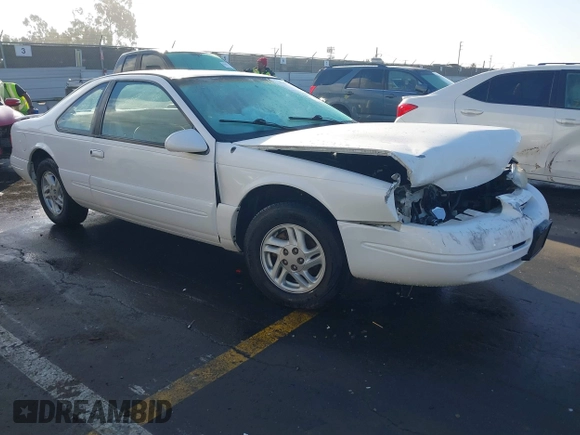 1996 Ford Thunderbird LX z VIN 1FALP6240TH185576, wystawiony jako IAAI lot #41493910 z przebiegiem 100 880 mil mil oraz . Historia ofert i sprzedaży dostępna na DreamBid. Obrazek 1.