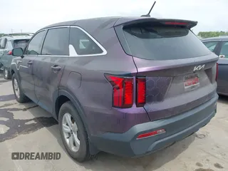 2022 Kia Sorento LX z VIN 5XYRG4LC9NG091772, wystawiony jako IAAI lot #42092771 z przebiegiem 6 753 mil mil oraz . Historia ofert i sprzedaży dostępna na DreamBid. Obrazek 3.