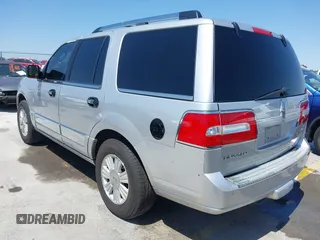 2013 Lincoln Navigator z VIN 5LMJJ2H58DEL03767, wystawiony jako IAAI lot #41986480 z przebiegiem 171 007 mil mil oraz . Historia ofert i sprzedaży dostępna na DreamBid. Obrazek 3.