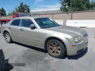 2005 Chrysler 300 Touring z VIN 2C3AA53G05H574466, wystawiony jako IAAI lot #42394595 z przebiegiem Nie podano mil oraz . Historia ofert i sprzedaży dostępna na DreamBid. Obrazek 1.