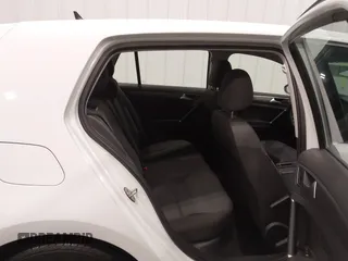 2019 Volkswagen Golf SE z VIN WVWKR7AU2KW907826, wystawiony jako IAAI lot #42030754 z przebiegiem 34 608 mil mil oraz . Historia ofert i sprzedaży dostępna na DreamBid. Obrazek 8.