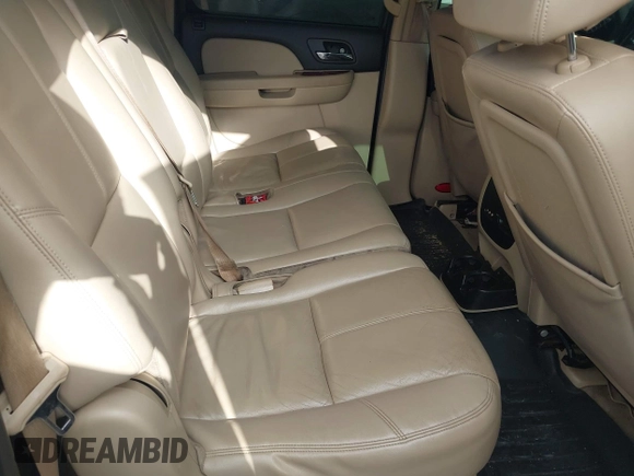 2008 Chevrolet Suburban LTZ z VIN 1GNFC16J58R119412, wystawiony jako IAAI lot #42282221 z przebiegiem 356 160 mil mil oraz . Historia ofert i sprzedaży dostępna na DreamBid. Obrazek 8.