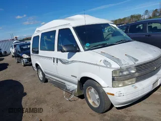 1995 Chevrolet Astro Cargo Van with VIN 1GBDM19W7SB261642, listed as a IAAI auction lot 38993802 with 137,524 mi miles. Bid and sale history available at carsss.com. Image 1.