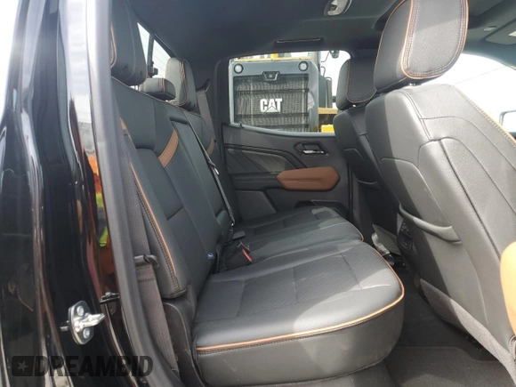 2024 GMC Canyon 4WD AT4 z VIN 1GTP6DEK7R1219298, wystawiony jako Copart lot #46954975 z przebiegiem 5325 mil mil oraz Szkody całkowita. Historia ofert i sprzedaży dostępna na DreamBid. Obrazek 10.